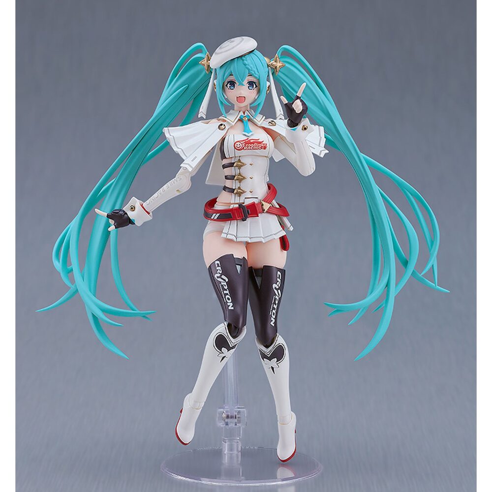 Hatsune miku racing miku 2023 version gt project plamatea re-run. Good smile racing reincopora a su línea plamatea, el set de montaje a escala de hatsune miku como racing miku versión 2023, el  personaje oficial del "hatsune miku gt project" de 2023.   una vez montadad esta maqueta articulada mide aproximadamente 15,5 cm. Incluye 1x capa blanda, 2x placas faciales (una pintada y otra personalizable con pegatinas), 1x bandera, 1x set de manos intercambiables, pegatinas para ojos y logos, y 1x base articulada transparente para su exposición.   las piezas vienen separadas por color e incluyen partes pintadas para facilitar el montaje.