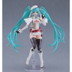 HATSUNE MIKU RACING MIKU 2023 VERSION GT PROJECT PLAMATEA RE-RUN. Good Smile Racing reincopora a su línea Plamatea, el set de montaje a escala de Hatsune Miku como Racing Miku versión 2023, el  personaje oficial del "Hatsune Miku GT Project" de 2023.  Una vez montadad esta maqueta articulada mide aproximadamente 15,5 cm. Incluye 1x capa blanda, 2x placas faciales (una pintada y otra personalizable con pegatinas), 1x bandera, 1x set de manos intercambiables, pegatinas para ojos y logos, y 1x base articulada transparente para su exposición.  Las piezas vienen separadas por color e incluyen partes pintadas para facilitar el montaje.