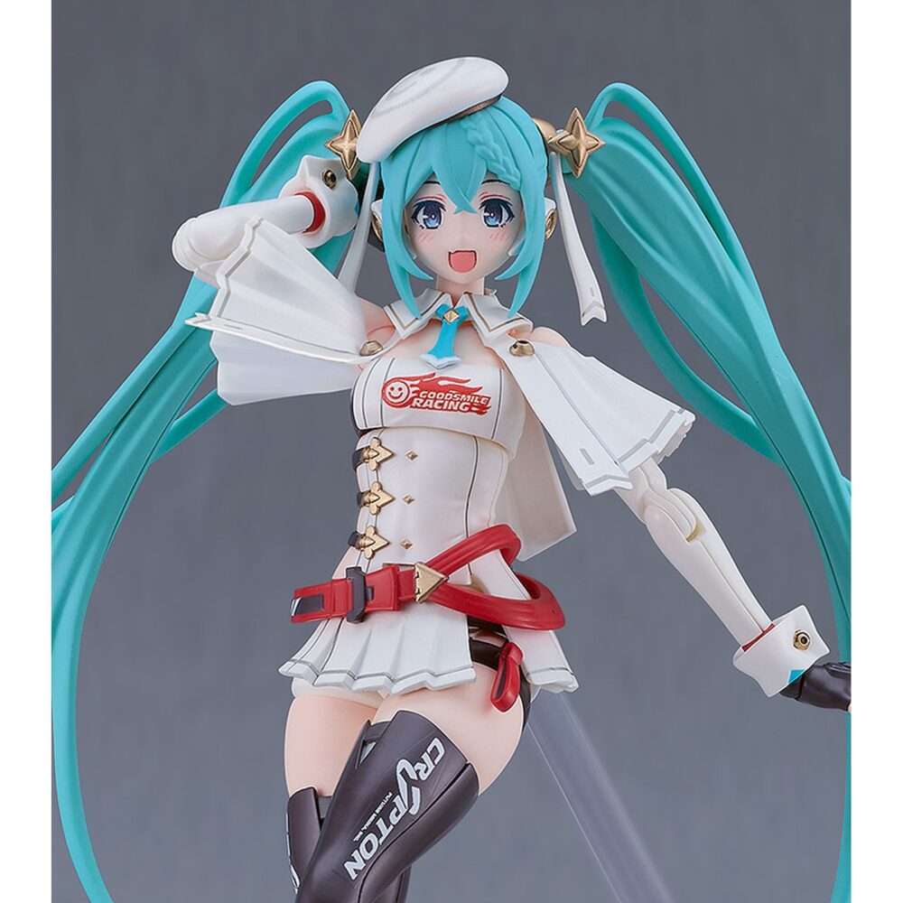 Hatsune miku racing miku 2023 version gt project plamatea re-run. Good smile racing reincopora a su línea plamatea, el set de montaje a escala de hatsune miku como racing miku versión 2023, el  personaje oficial del "hatsune miku gt project" de 2023.   una vez montadad esta maqueta articulada mide aproximadamente 15,5 cm. Incluye 1x capa blanda, 2x placas faciales (una pintada y otra personalizable con pegatinas), 1x bandera, 1x set de manos intercambiables, pegatinas para ojos y logos, y 1x base articulada transparente para su exposición.   las piezas vienen separadas por color e incluyen partes pintadas para facilitar el montaje.