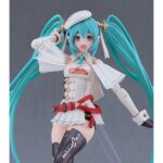 HATSUNE MIKU RACING MIKU 2023 VERSION GT PROJECT PLAMATEA RE-RUN. Good Smile Racing reincopora a su línea Plamatea, el set de montaje a escala de Hatsune Miku como Racing Miku versión 2023, el  personaje oficial del "Hatsune Miku GT Project" de 2023.  Una vez montadad esta maqueta articulada mide aproximadamente 15,5 cm. Incluye 1x capa blanda, 2x placas faciales (una pintada y otra personalizable con pegatinas), 1x bandera, 1x set de manos intercambiables, pegatinas para ojos y logos, y 1x base articulada transparente para su exposición.  Las piezas vienen separadas por color e incluyen partes pintadas para facilitar el montaje.