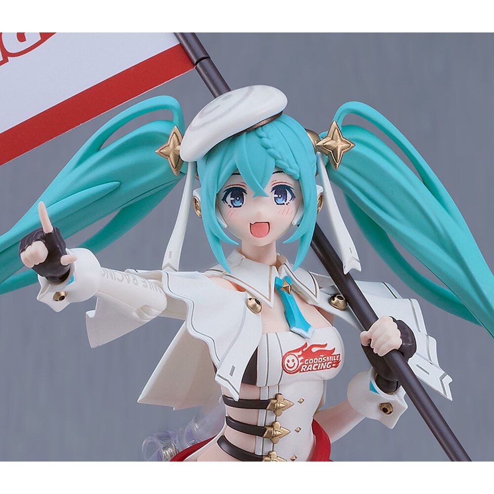 Hatsune miku racing miku 2023 version gt project plamatea re-run. Good smile racing reincopora a su línea plamatea, el set de montaje a escala de hatsune miku como racing miku versión 2023, el  personaje oficial del "hatsune miku gt project" de 2023.   una vez montadad esta maqueta articulada mide aproximadamente 15,5 cm. Incluye 1x capa blanda, 2x placas faciales (una pintada y otra personalizable con pegatinas), 1x bandera, 1x set de manos intercambiables, pegatinas para ojos y logos, y 1x base articulada transparente para su exposición.   las piezas vienen separadas por color e incluyen partes pintadas para facilitar el montaje.