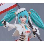 HATSUNE MIKU RACING MIKU 2023 VERSION GT PROJECT PLAMATEA RE-RUN. Good Smile Racing reincopora a su línea Plamatea, el set de montaje a escala de Hatsune Miku como Racing Miku versión 2023, el  personaje oficial del "Hatsune Miku GT Project" de 2023.  Una vez montadad esta maqueta articulada mide aproximadamente 15,5 cm. Incluye 1x capa blanda, 2x placas faciales (una pintada y otra personalizable con pegatinas), 1x bandera, 1x set de manos intercambiables, pegatinas para ojos y logos, y 1x base articulada transparente para su exposición.  Las piezas vienen separadas por color e incluyen partes pintadas para facilitar el montaje.