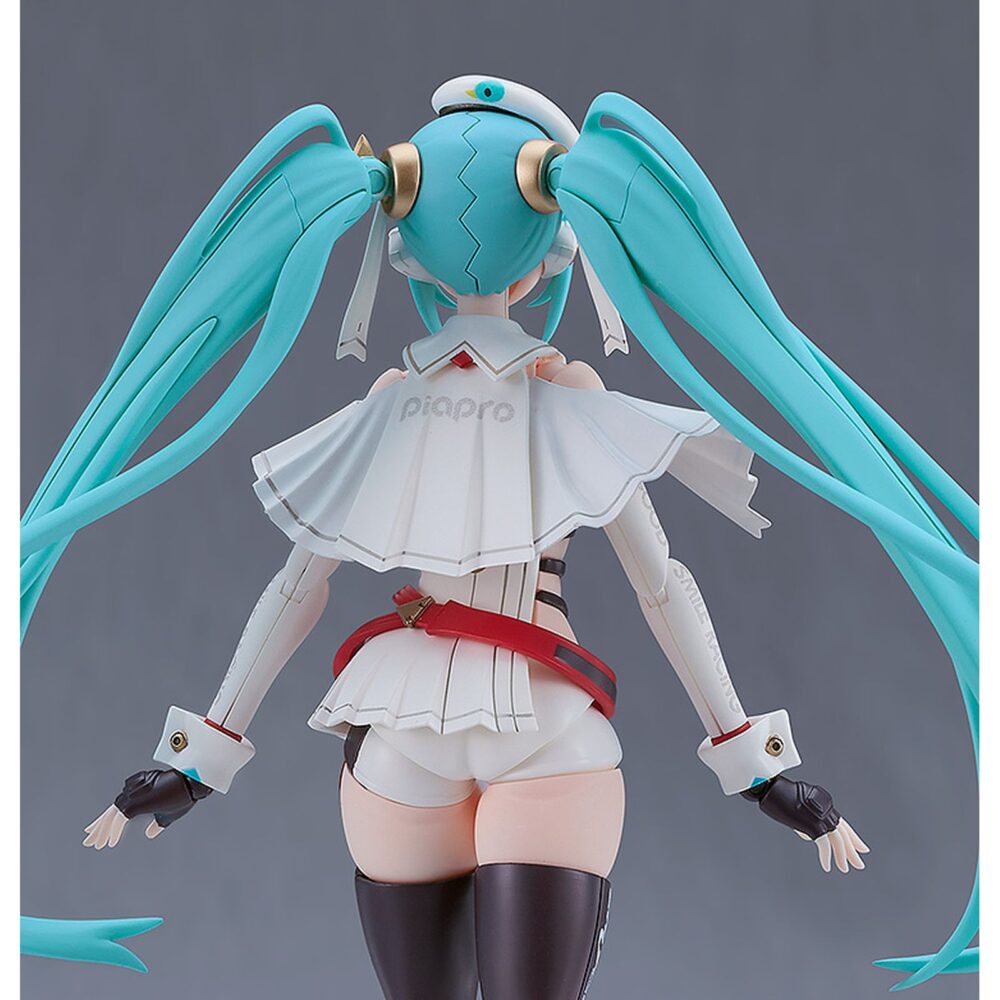 Hatsune miku racing miku 2023 version gt project plamatea re-run. Good smile racing reincopora a su línea plamatea, el set de montaje a escala de hatsune miku como racing miku versión 2023, el  personaje oficial del "hatsune miku gt project" de 2023.   una vez montadad esta maqueta articulada mide aproximadamente 15,5 cm. Incluye 1x capa blanda, 2x placas faciales (una pintada y otra personalizable con pegatinas), 1x bandera, 1x set de manos intercambiables, pegatinas para ojos y logos, y 1x base articulada transparente para su exposición.   las piezas vienen separadas por color e incluyen partes pintadas para facilitar el montaje.