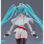 HATSUNE MIKU RACING MIKU 2023 VERSION GT PROJECT PLAMATEA RE-RUN. Good Smile Racing reincopora a su línea Plamatea, el set de montaje a escala de Hatsune Miku como Racing Miku versión 2023, el  personaje oficial del "Hatsune Miku GT Project" de 2023.  Una vez montadad esta maqueta articulada mide aproximadamente 15,5 cm. Incluye 1x capa blanda, 2x placas faciales (una pintada y otra personalizable con pegatinas), 1x bandera, 1x set de manos intercambiables, pegatinas para ojos y logos, y 1x base articulada transparente para su exposición.  Las piezas vienen separadas por color e incluyen partes pintadas para facilitar el montaje.