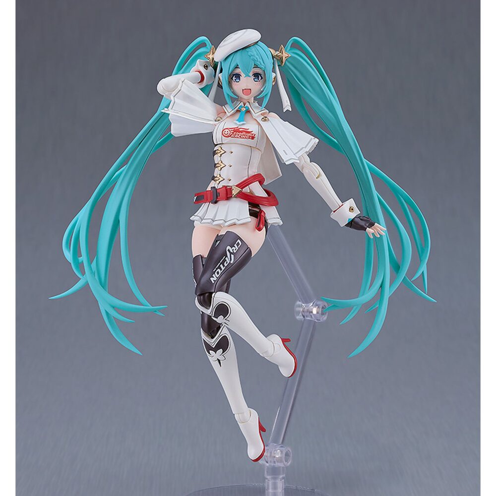 Hatsune miku racing miku 2023 version gt project plamatea re-run. Good smile racing reincopora a su línea plamatea, el set de montaje a escala de hatsune miku como racing miku versión 2023, el  personaje oficial del "hatsune miku gt project" de 2023.   una vez montadad esta maqueta articulada mide aproximadamente 15,5 cm. Incluye 1x capa blanda, 2x placas faciales (una pintada y otra personalizable con pegatinas), 1x bandera, 1x set de manos intercambiables, pegatinas para ojos y logos, y 1x base articulada transparente para su exposición.   las piezas vienen separadas por color e incluyen partes pintadas para facilitar el montaje.