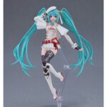 HATSUNE MIKU RACING MIKU 2023 VERSION GT PROJECT PLAMATEA RE-RUN. Good Smile Racing reincopora a su línea Plamatea, el set de montaje a escala de Hatsune Miku como Racing Miku versión 2023, el  personaje oficial del "Hatsune Miku GT Project" de 2023.  Una vez montadad esta maqueta articulada mide aproximadamente 15,5 cm. Incluye 1x capa blanda, 2x placas faciales (una pintada y otra personalizable con pegatinas), 1x bandera, 1x set de manos intercambiables, pegatinas para ojos y logos, y 1x base articulada transparente para su exposición.  Las piezas vienen separadas por color e incluyen partes pintadas para facilitar el montaje.