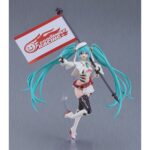 HATSUNE MIKU RACING MIKU 2023 VERSION GT PROJECT PLAMATEA RE-RUN. Good Smile Racing reincopora a su línea Plamatea, el set de montaje a escala de Hatsune Miku como Racing Miku versión 2023, el  personaje oficial del "Hatsune Miku GT Project" de 2023.  Una vez montadad esta maqueta articulada mide aproximadamente 15,5 cm. Incluye 1x capa blanda, 2x placas faciales (una pintada y otra personalizable con pegatinas), 1x bandera, 1x set de manos intercambiables, pegatinas para ojos y logos, y 1x base articulada transparente para su exposición.  Las piezas vienen separadas por color e incluyen partes pintadas para facilitar el montaje.
