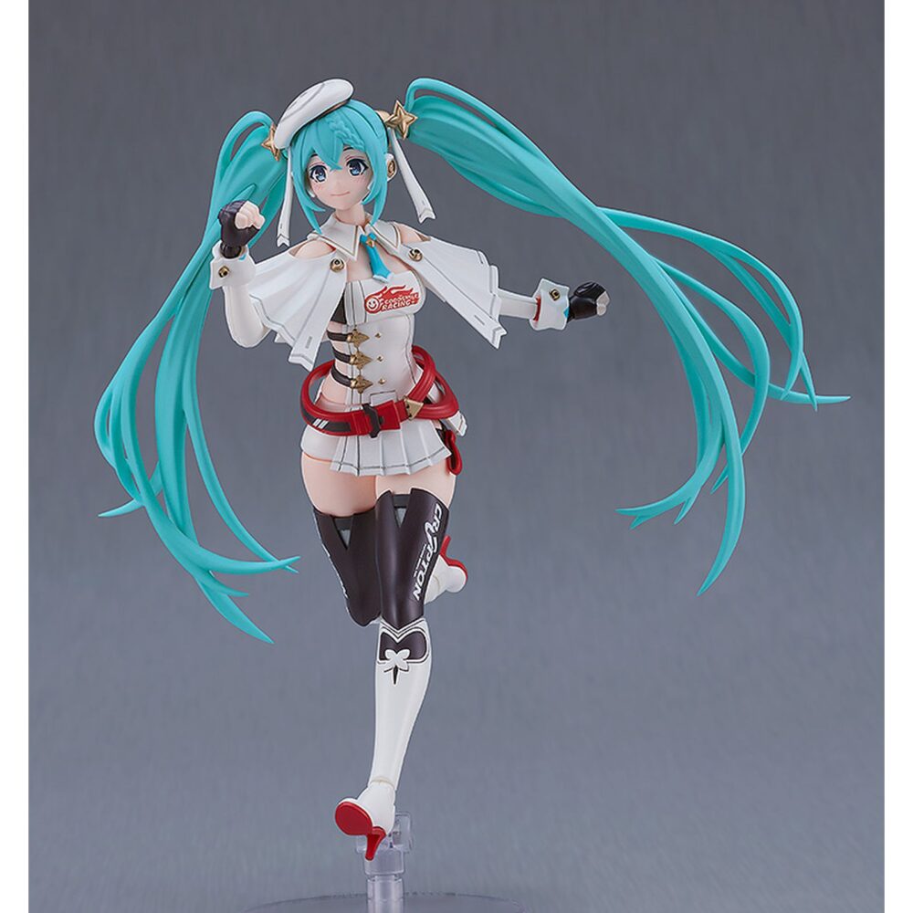 Hatsune miku racing miku 2023 version gt project plamatea re-run. Good smile racing reincopora a su línea plamatea, el set de montaje a escala de hatsune miku como racing miku versión 2023, el  personaje oficial del "hatsune miku gt project" de 2023.   una vez montadad esta maqueta articulada mide aproximadamente 15,5 cm. Incluye 1x capa blanda, 2x placas faciales (una pintada y otra personalizable con pegatinas), 1x bandera, 1x set de manos intercambiables, pegatinas para ojos y logos, y 1x base articulada transparente para su exposición.   las piezas vienen separadas por color e incluyen partes pintadas para facilitar el montaje.