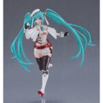 HATSUNE MIKU RACING MIKU 2023 VERSION GT PROJECT PLAMATEA RE-RUN. Good Smile Racing reincopora a su línea Plamatea, el set de montaje a escala de Hatsune Miku como Racing Miku versión 2023, el  personaje oficial del "Hatsune Miku GT Project" de 2023.  Una vez montadad esta maqueta articulada mide aproximadamente 15,5 cm. Incluye 1x capa blanda, 2x placas faciales (una pintada y otra personalizable con pegatinas), 1x bandera, 1x set de manos intercambiables, pegatinas para ojos y logos, y 1x base articulada transparente para su exposición.  Las piezas vienen separadas por color e incluyen partes pintadas para facilitar el montaje.