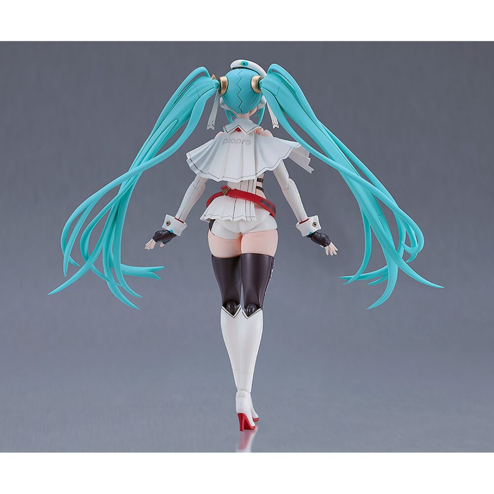 Hatsune miku racing miku 2023 version gt project plamatea re-run. Good smile racing reincopora a su línea plamatea, el set de montaje a escala de hatsune miku como racing miku versión 2023, el  personaje oficial del "hatsune miku gt project" de 2023.   una vez montadad esta maqueta articulada mide aproximadamente 15,5 cm. Incluye 1x capa blanda, 2x placas faciales (una pintada y otra personalizable con pegatinas), 1x bandera, 1x set de manos intercambiables, pegatinas para ojos y logos, y 1x base articulada transparente para su exposición.   las piezas vienen separadas por color e incluyen partes pintadas para facilitar el montaje.