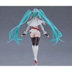 HATSUNE MIKU RACING MIKU 2023 VERSION GT PROJECT PLAMATEA RE-RUN. Good Smile Racing reincopora a su línea Plamatea, el set de montaje a escala de Hatsune Miku como Racing Miku versión 2023, el  personaje oficial del "Hatsune Miku GT Project" de 2023.  Una vez montadad esta maqueta articulada mide aproximadamente 15,5 cm. Incluye 1x capa blanda, 2x placas faciales (una pintada y otra personalizable con pegatinas), 1x bandera, 1x set de manos intercambiables, pegatinas para ojos y logos, y 1x base articulada transparente para su exposición.  Las piezas vienen separadas por color e incluyen partes pintadas para facilitar el montaje.