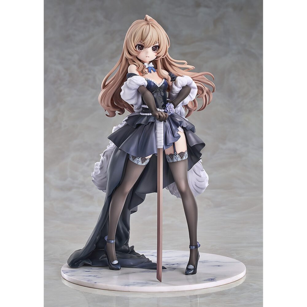 Taiga aisaka dress version toradora 1/7. Luminous box presenta la estatua a escala 1/7 de taiga aisaka dress version, inspirada en su personaje en el anime “toradora! ". Taiga aparece con un vestido voluminoso y elegante, una espada de madera en mano y una base circular que se asemeja al mármol. Decorada con perlas y detalles en púrpura. Mide aproximadamente 23 cm de alto y está fabricada en pvc.