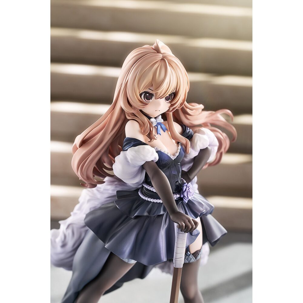 Taiga aisaka dress version toradora 1/7. Luminous box presenta la estatua a escala 1/7 de taiga aisaka dress version, inspirada en su personaje en el anime “toradora! ". Taiga aparece con un vestido voluminoso y elegante, una espada de madera en mano y una base circular que se asemeja al mármol. Decorada con perlas y detalles en púrpura. Mide aproximadamente 23 cm de alto y está fabricada en pvc.