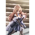 TAIGA AISAKA DRESS VERSION TORADORA 1/7. Luminous Box presenta la estatua a escala 1/7 de Taiga Aisaka Dress Version, inspirada en su personaje en el anime “Toradora!". Taiga aparece con un vestido voluminoso y elegante, una espada de madera en mano y una base circular que se asemeja al mármol. Decorada con perlas y detalles en púrpura. Mide aproximadamente 23 cm de alto y está fabricada en PVC.