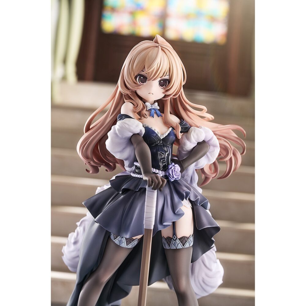 Taiga aisaka dress version toradora 1/7. Luminous box presenta la estatua a escala 1/7 de taiga aisaka dress version, inspirada en su personaje en el anime “toradora! ". Taiga aparece con un vestido voluminoso y elegante, una espada de madera en mano y una base circular que se asemeja al mármol. Decorada con perlas y detalles en púrpura. Mide aproximadamente 23 cm de alto y está fabricada en pvc.