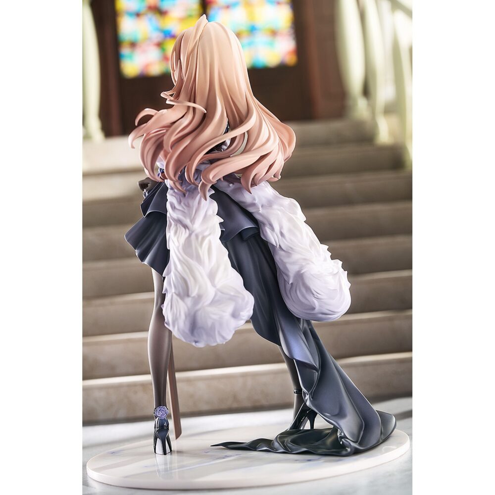 Taiga aisaka dress version toradora 1/7. Luminous box presenta la estatua a escala 1/7 de taiga aisaka dress version, inspirada en su personaje en el anime “toradora! ". Taiga aparece con un vestido voluminoso y elegante, una espada de madera en mano y una base circular que se asemeja al mármol. Decorada con perlas y detalles en púrpura. Mide aproximadamente 23 cm de alto y está fabricada en pvc.