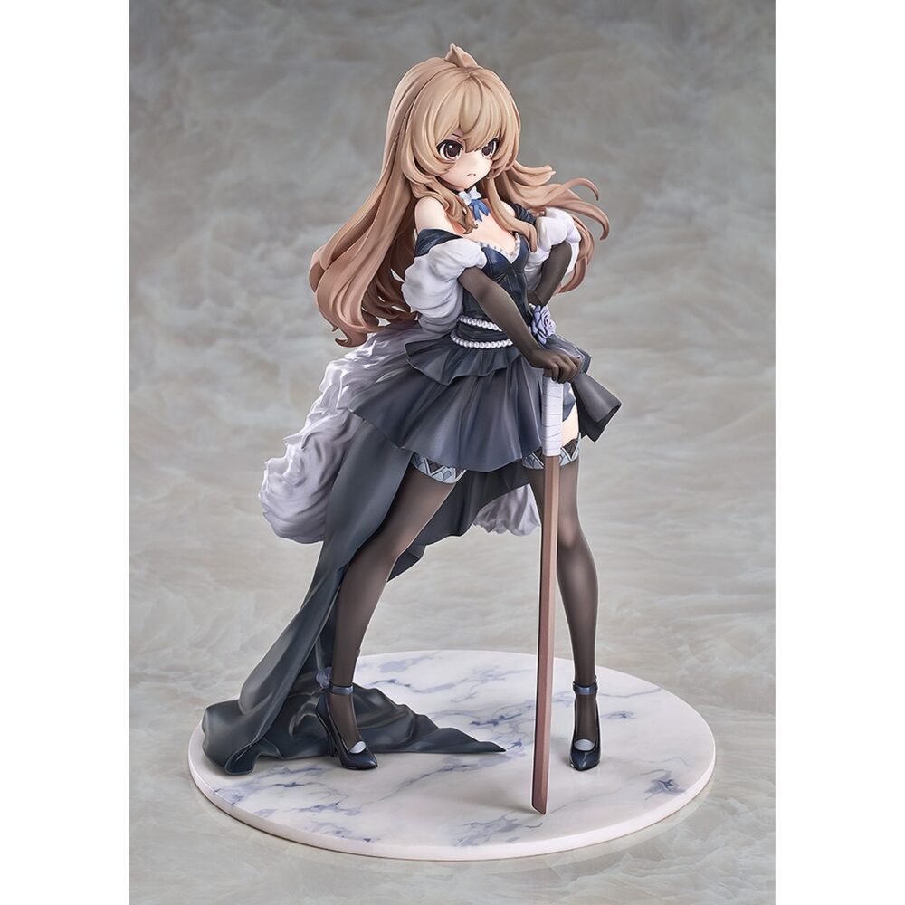 Taiga aisaka dress version toradora 1/7. Luminous box presenta la estatua a escala 1/7 de taiga aisaka dress version, inspirada en su personaje en el anime “toradora! ". Taiga aparece con un vestido voluminoso y elegante, una espada de madera en mano y una base circular que se asemeja al mármol. Decorada con perlas y detalles en púrpura. Mide aproximadamente 23 cm de alto y está fabricada en pvc.