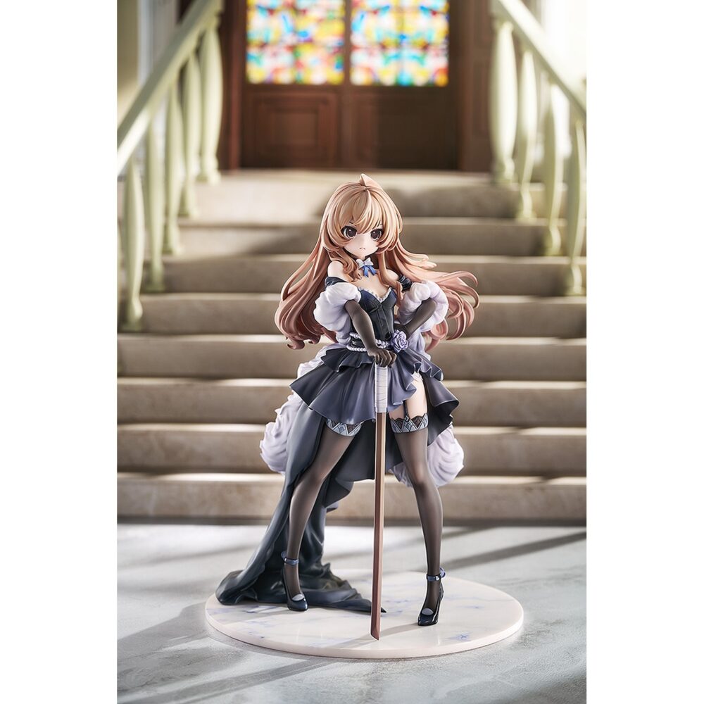Taiga aisaka dress version toradora 1/7. Luminous box presenta la estatua a escala 1/7 de taiga aisaka dress version, inspirada en su personaje en el anime “toradora! ". Taiga aparece con un vestido voluminoso y elegante, una espada de madera en mano y una base circular que se asemeja al mármol. Decorada con perlas y detalles en púrpura. Mide aproximadamente 23 cm de alto y está fabricada en pvc.