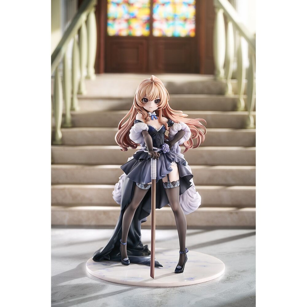 Taiga aisaka dress version toradora 1/7. Luminous box presenta la estatua a escala 1/7 de taiga aisaka dress version, inspirada en su personaje en el anime “toradora! ". Taiga aparece con un vestido voluminoso y elegante, una espada de madera en mano y una base circular que se asemeja al mármol. Decorada con perlas y detalles en púrpura. Mide aproximadamente 23 cm de alto y está fabricada en pvc.