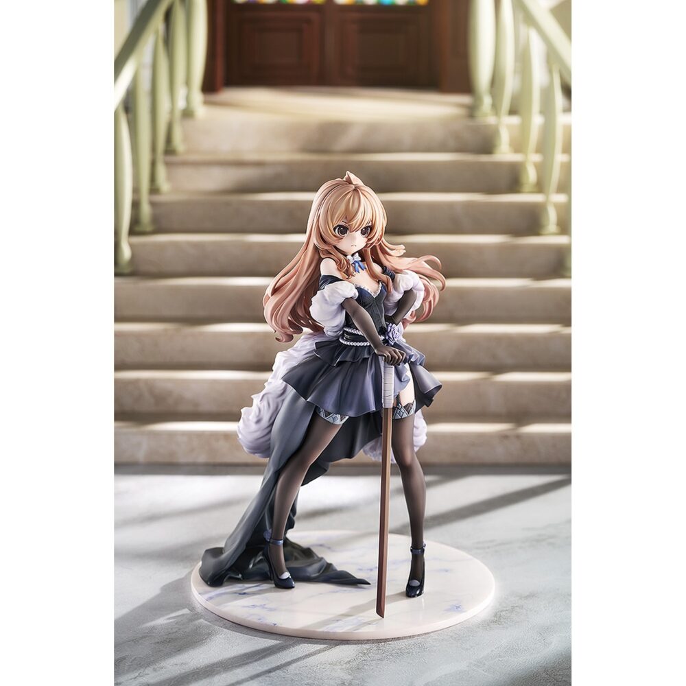 Taiga aisaka dress version toradora 1/7. Luminous box presenta la estatua a escala 1/7 de taiga aisaka dress version, inspirada en su personaje en el anime “toradora! ". Taiga aparece con un vestido voluminoso y elegante, una espada de madera en mano y una base circular que se asemeja al mármol. Decorada con perlas y detalles en púrpura. Mide aproximadamente 23 cm de alto y está fabricada en pvc.