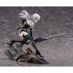 A2 NIER: AUTOMATA VER1.1A 1/7. Max Factory lanza esta estatua escala 1/7 de A2, personaje de anime "NieR:Automata Ver1.1a".  La figura representa a la androide de YoRHa modelo A2 en una pose dinámica, con su arma Type-40 Blade en mano.  Se muestra con su melena al viento y las manchas de combate en su cuerpo. La base incluye rocas y restos de máquinas como parte del entorno.  Fabricada en PVC, mide aproximadamente 20 cm de altura.