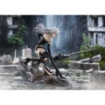 A2 NIER: AUTOMATA VER1.1A 1/7. Max Factory lanza esta estatua escala 1/7 de A2, personaje de anime "NieR:Automata Ver1.1a".  La figura representa a la androide de YoRHa modelo A2 en una pose dinámica, con su arma Type-40 Blade en mano.  Se muestra con su melena al viento y las manchas de combate en su cuerpo. La base incluye rocas y restos de máquinas como parte del entorno.  Fabricada en PVC, mide aproximadamente 20 cm de altura.