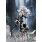 A2 NIER: AUTOMATA VER1.1A 1/7. Max Factory lanza esta estatua escala 1/7 de A2, personaje de anime "NieR:Automata Ver1.1a".  La figura representa a la androide de YoRHa modelo A2 en una pose dinámica, con su arma Type-40 Blade en mano.  Se muestra con su melena al viento y las manchas de combate en su cuerpo. La base incluye rocas y restos de máquinas como parte del entorno.  Fabricada en PVC, mide aproximadamente 20 cm de altura.
