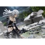 A2 NIER: AUTOMATA VER1.1A 1/7. Max Factory lanza esta estatua escala 1/7 de A2, personaje de anime "NieR:Automata Ver1.1a".  La figura representa a la androide de YoRHa modelo A2 en una pose dinámica, con su arma Type-40 Blade en mano.  Se muestra con su melena al viento y las manchas de combate en su cuerpo. La base incluye rocas y restos de máquinas como parte del entorno.  Fabricada en PVC, mide aproximadamente 20 cm de altura.