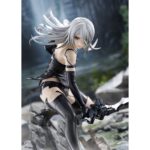 A2 NIER: AUTOMATA VER1.1A 1/7. Max Factory lanza esta estatua escala 1/7 de A2, personaje de anime "NieR:Automata Ver1.1a".  La figura representa a la androide de YoRHa modelo A2 en una pose dinámica, con su arma Type-40 Blade en mano.  Se muestra con su melena al viento y las manchas de combate en su cuerpo. La base incluye rocas y restos de máquinas como parte del entorno.  Fabricada en PVC, mide aproximadamente 20 cm de altura.
