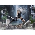 A2 NIER: AUTOMATA VER1.1A 1/7. Max Factory lanza esta estatua escala 1/7 de A2, personaje de anime "NieR:Automata Ver1.1a".  La figura representa a la androide de YoRHa modelo A2 en una pose dinámica, con su arma Type-40 Blade en mano.  Se muestra con su melena al viento y las manchas de combate en su cuerpo. La base incluye rocas y restos de máquinas como parte del entorno.  Fabricada en PVC, mide aproximadamente 20 cm de altura.