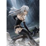 A2 NIER: AUTOMATA VER1.1A 1/7. Max Factory lanza esta estatua escala 1/7 de A2, personaje de anime "NieR:Automata Ver1.1a".  La figura representa a la androide de YoRHa modelo A2 en una pose dinámica, con su arma Type-40 Blade en mano.  Se muestra con su melena al viento y las manchas de combate en su cuerpo. La base incluye rocas y restos de máquinas como parte del entorno.  Fabricada en PVC, mide aproximadamente 20 cm de altura.