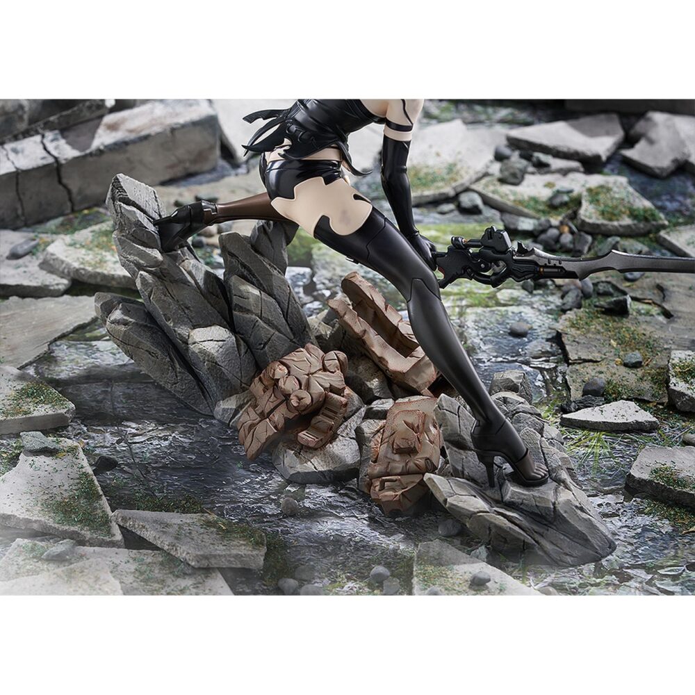 A2 nier: automata ver1. 1a 1/7. Max factory lanza esta estatua escala 1/7 de a2, personaje de anime "nier:automata ver1. 1a".   la figura representa a la androide de yorha modelo a2 en una pose dinámica, con su arma type-40 blade en mano.   se muestra con su melena al viento y las manchas de combate en su cuerpo. La base incluye rocas y restos de máquinas como parte del entorno.   fabricada en pvc, mide aproximadamente 20 cm de altura.