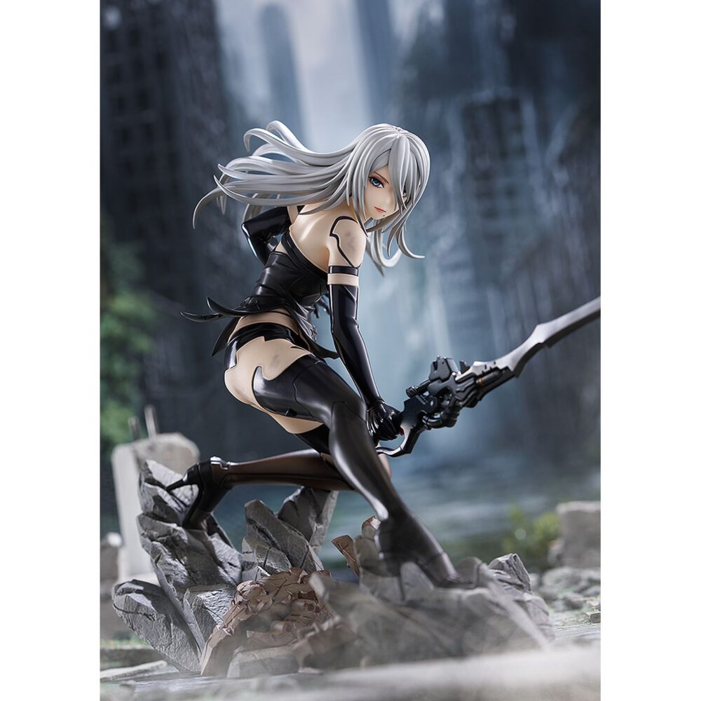 A2 nier: automata ver1. 1a 1/7. Max factory lanza esta estatua escala 1/7 de a2, personaje de anime "nier:automata ver1. 1a".   la figura representa a la androide de yorha modelo a2 en una pose dinámica, con su arma type-40 blade en mano.   se muestra con su melena al viento y las manchas de combate en su cuerpo. La base incluye rocas y restos de máquinas como parte del entorno.   fabricada en pvc, mide aproximadamente 20 cm de altura.