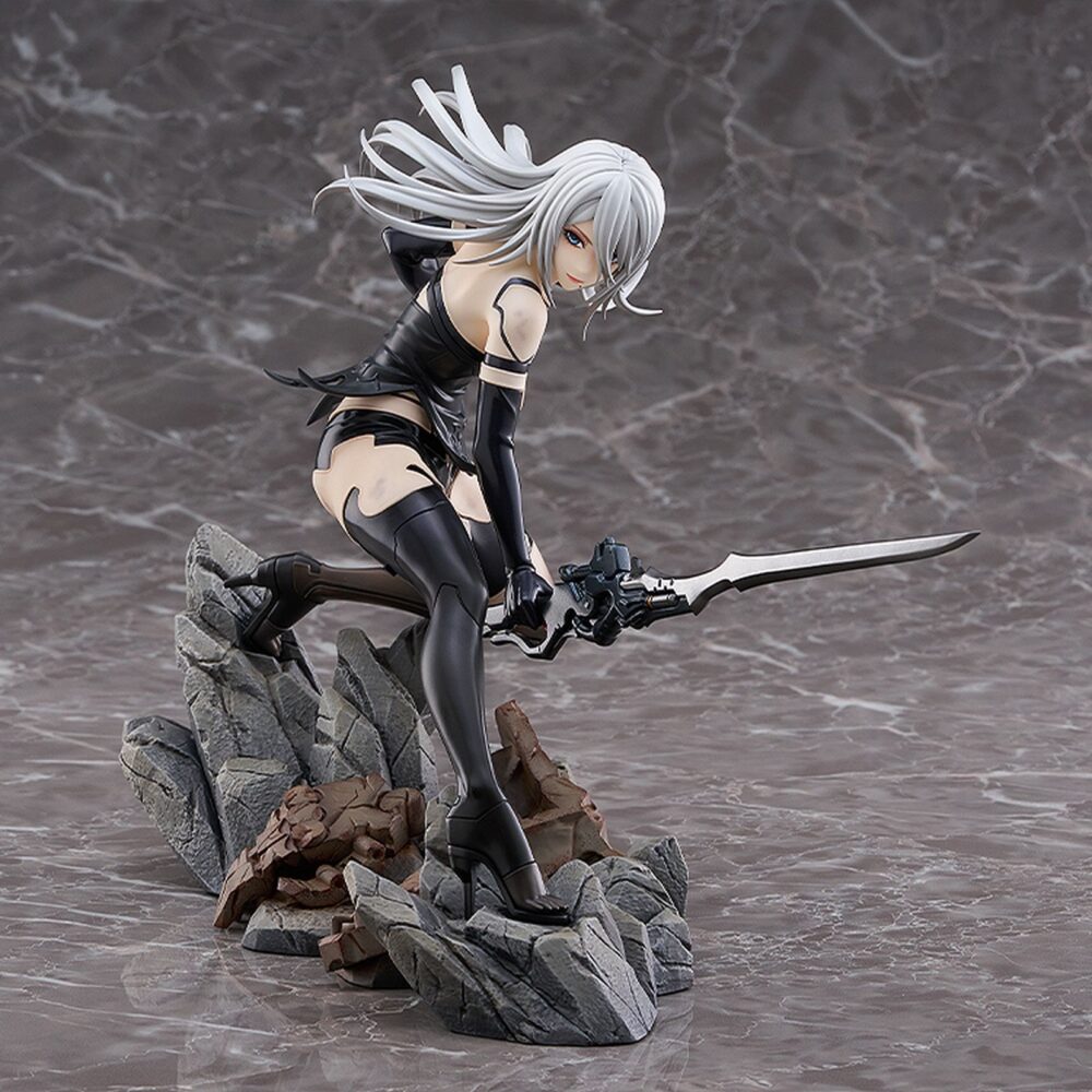 A2 nier: automata ver1. 1a 1/7. Max factory lanza esta estatua escala 1/7 de a2, personaje de anime "nier:automata ver1. 1a".   la figura representa a la androide de yorha modelo a2 en una pose dinámica, con su arma type-40 blade en mano.   se muestra con su melena al viento y las manchas de combate en su cuerpo. La base incluye rocas y restos de máquinas como parte del entorno.   fabricada en pvc, mide aproximadamente 20 cm de altura.