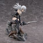 A2 NIER: AUTOMATA VER1.1A 1/7. Max Factory lanza esta estatua escala 1/7 de A2, personaje de anime "NieR:Automata Ver1.1a".  La figura representa a la androide de YoRHa modelo A2 en una pose dinámica, con su arma Type-40 Blade en mano.  Se muestra con su melena al viento y las manchas de combate en su cuerpo. La base incluye rocas y restos de máquinas como parte del entorno.  Fabricada en PVC, mide aproximadamente 20 cm de altura.