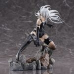 A2 NIER: AUTOMATA VER1.1A 1/7. Max Factory lanza esta estatua escala 1/7 de A2, personaje de anime "NieR:Automata Ver1.1a".  La figura representa a la androide de YoRHa modelo A2 en una pose dinámica, con su arma Type-40 Blade en mano.  Se muestra con su melena al viento y las manchas de combate en su cuerpo. La base incluye rocas y restos de máquinas como parte del entorno.  Fabricada en PVC, mide aproximadamente 20 cm de altura.