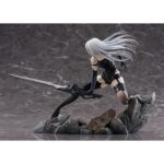 A2 NIER: AUTOMATA VER1.1A 1/7. Max Factory lanza esta estatua escala 1/7 de A2, personaje de anime "NieR:Automata Ver1.1a".  La figura representa a la androide de YoRHa modelo A2 en una pose dinámica, con su arma Type-40 Blade en mano.  Se muestra con su melena al viento y las manchas de combate en su cuerpo. La base incluye rocas y restos de máquinas como parte del entorno.  Fabricada en PVC, mide aproximadamente 20 cm de altura.