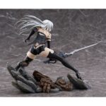 A2 NIER: AUTOMATA VER1.1A 1/7. Max Factory lanza esta estatua escala 1/7 de A2, personaje de anime "NieR:Automata Ver1.1a".  La figura representa a la androide de YoRHa modelo A2 en una pose dinámica, con su arma Type-40 Blade en mano.  Se muestra con su melena al viento y las manchas de combate en su cuerpo. La base incluye rocas y restos de máquinas como parte del entorno.  Fabricada en PVC, mide aproximadamente 20 cm de altura.