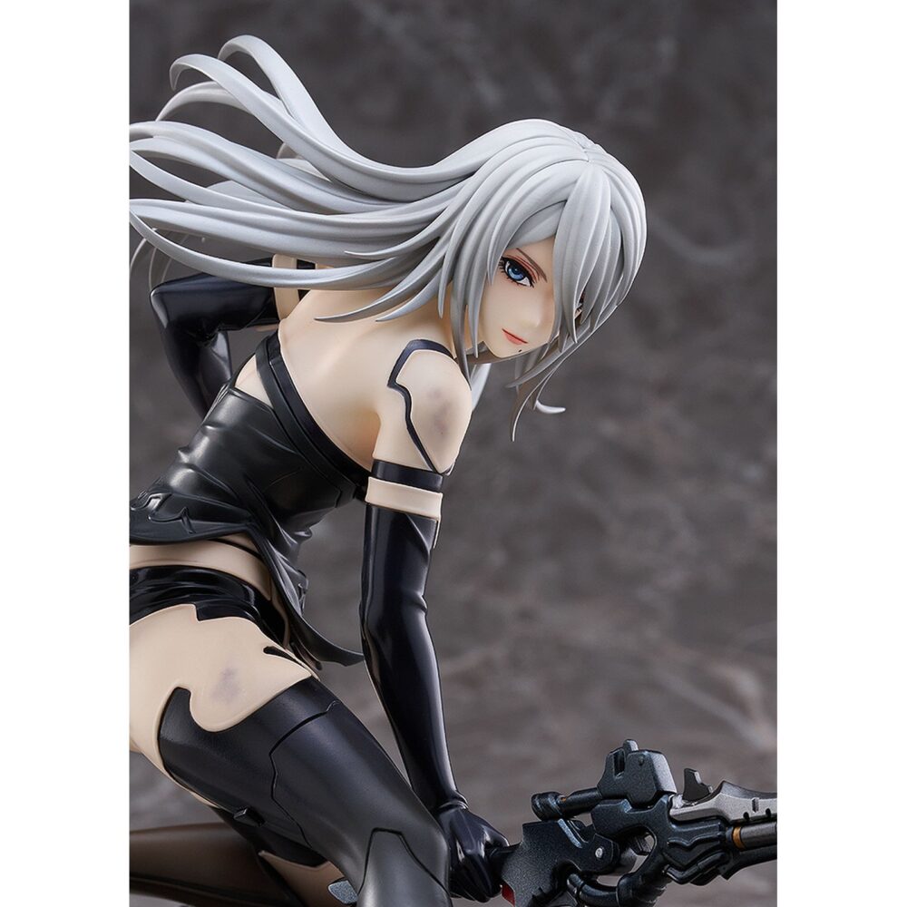 A2 nier: automata ver1. 1a 1/7. Max factory lanza esta estatua escala 1/7 de a2, personaje de anime "nier:automata ver1. 1a".   la figura representa a la androide de yorha modelo a2 en una pose dinámica, con su arma type-40 blade en mano.   se muestra con su melena al viento y las manchas de combate en su cuerpo. La base incluye rocas y restos de máquinas como parte del entorno.   fabricada en pvc, mide aproximadamente 20 cm de altura.