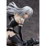 A2 NIER: AUTOMATA VER1.1A 1/7. Max Factory lanza esta estatua escala 1/7 de A2, personaje de anime "NieR:Automata Ver1.1a".  La figura representa a la androide de YoRHa modelo A2 en una pose dinámica, con su arma Type-40 Blade en mano.  Se muestra con su melena al viento y las manchas de combate en su cuerpo. La base incluye rocas y restos de máquinas como parte del entorno.  Fabricada en PVC, mide aproximadamente 20 cm de altura.