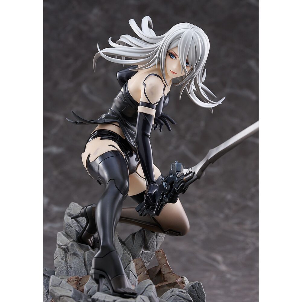 A2 nier: automata ver1. 1a 1/7. Max factory lanza esta estatua escala 1/7 de a2, personaje de anime "nier:automata ver1. 1a".   la figura representa a la androide de yorha modelo a2 en una pose dinámica, con su arma type-40 blade en mano.   se muestra con su melena al viento y las manchas de combate en su cuerpo. La base incluye rocas y restos de máquinas como parte del entorno.   fabricada en pvc, mide aproximadamente 20 cm de altura.