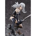A2 NIER: AUTOMATA VER1.1A 1/7. Max Factory lanza esta estatua escala 1/7 de A2, personaje de anime "NieR:Automata Ver1.1a".  La figura representa a la androide de YoRHa modelo A2 en una pose dinámica, con su arma Type-40 Blade en mano.  Se muestra con su melena al viento y las manchas de combate en su cuerpo. La base incluye rocas y restos de máquinas como parte del entorno.  Fabricada en PVC, mide aproximadamente 20 cm de altura.