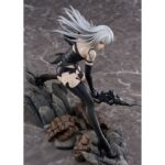 A2 NIER: AUTOMATA VER1.1A 1/7. Max Factory lanza esta estatua escala 1/7 de A2, personaje de anime "NieR:Automata Ver1.1a".  La figura representa a la androide de YoRHa modelo A2 en una pose dinámica, con su arma Type-40 Blade en mano.  Se muestra con su melena al viento y las manchas de combate en su cuerpo. La base incluye rocas y restos de máquinas como parte del entorno.  Fabricada en PVC, mide aproximadamente 20 cm de altura.