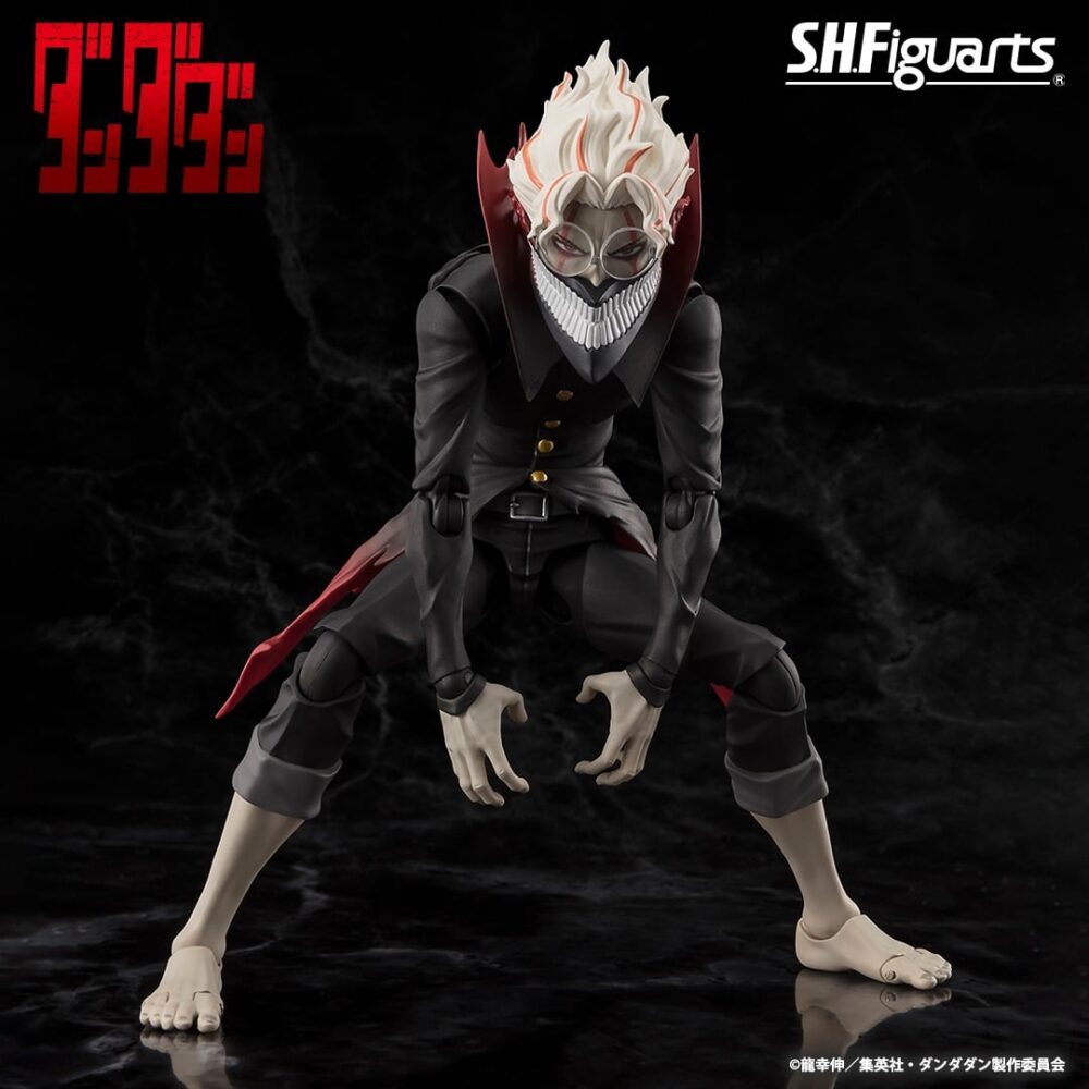 OKARUN (TRANSFORMED) DANDADAN SH FIGUARTS. Tamashii Nations presenta, dentro de la colección S.H: Figuarts, la figura de Okarun (Transformed). Mide 15 cm y está basada en el personaje del anime "Dandadan". Incluye 9x manos (4x izquierdas y 5x derechas), 4x expresiones faciales (provocadora, gritona, enfadada y enfadada mirando hacia otro lado) y 2x máscaras (máscara entera y media máscara). Puedes exponerla junto a la figura de Momo (se vende por separado). SH Figuarts es una línea de Tamashii Nations  de figuras de acción que te permite recrear las escenas y los movimientos de tus personajes favoritos de anime, manga, videojuegos, cine y televisión. Sus productos se caracterizan por su calidad, su detalle y su articulación. SH Figuarts ofrece una amplia gama de líneas de productos, como Dragon Ball, Naruto, One Piece, Marvel, Star Wars y más, que abarcan diferentes géneros, estilos y escalas.