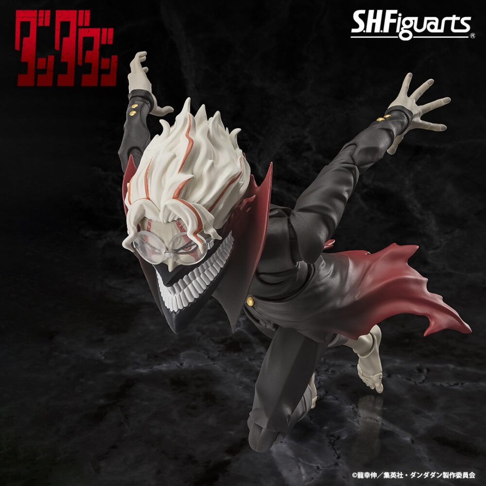OKARUN (TRANSFORMED) DANDADAN SH FIGUARTS. Tamashii Nations presenta, dentro de la colección S.H: Figuarts, la figura de Okarun (Transformed). Mide 15 cm y está basada en el personaje del anime "Dandadan". Incluye 9x manos (4x izquierdas y 5x derechas), 4x expresiones faciales (provocadora, gritona, enfadada y enfadada mirando hacia otro lado) y 2x máscaras (máscara entera y media máscara). Puedes exponerla junto a la figura de Momo (se vende por separado). SH Figuarts es una línea de Tamashii Nations  de figuras de acción que te permite recrear las escenas y los movimientos de tus personajes favoritos de anime, manga, videojuegos, cine y televisión. Sus productos se caracterizan por su calidad, su detalle y su articulación. SH Figuarts ofrece una amplia gama de líneas de productos, como Dragon Ball, Naruto, One Piece, Marvel, Star Wars y más, que abarcan diferentes géneros, estilos y escalas.