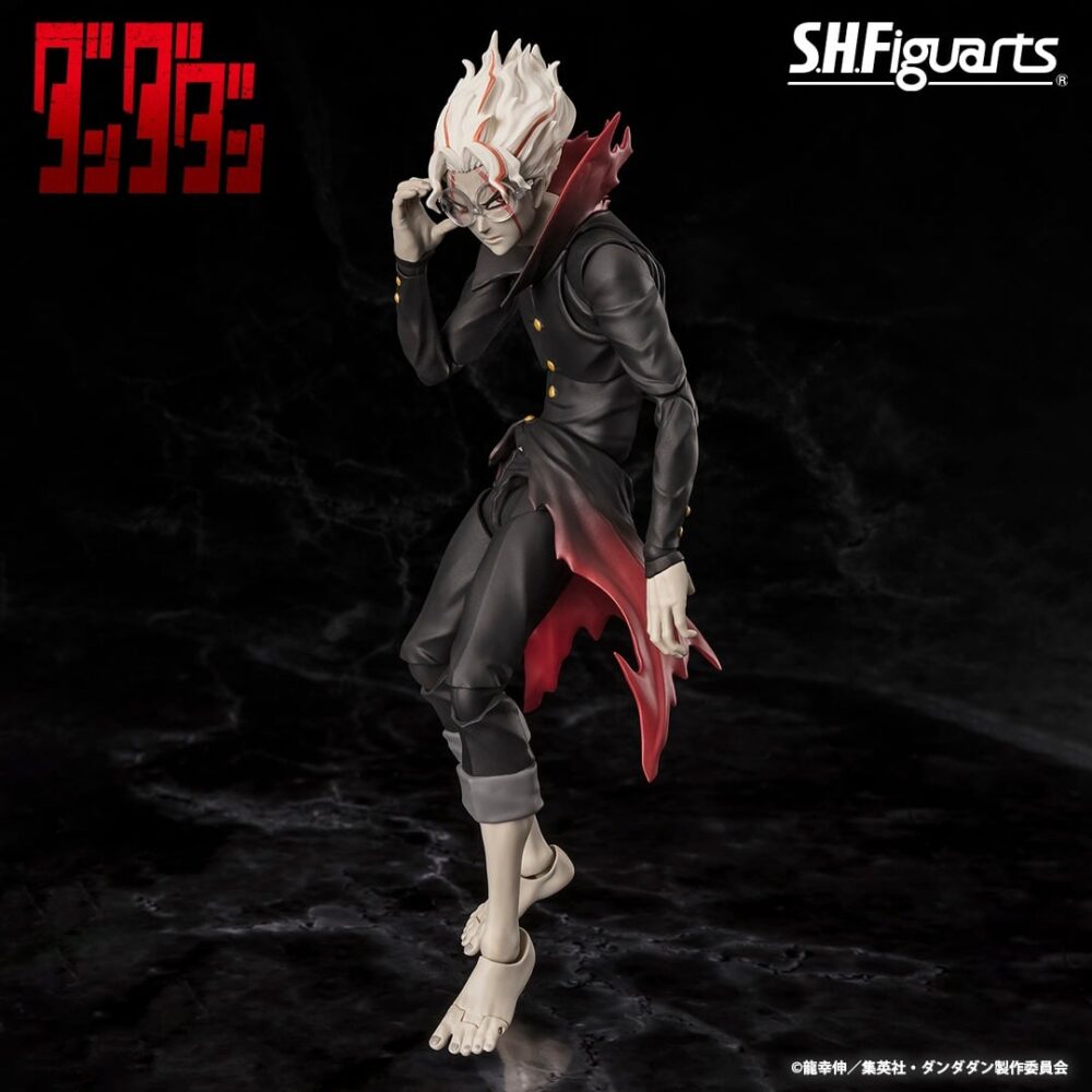 OKARUN (TRANSFORMED) DANDADAN SH FIGUARTS. Tamashii Nations presenta, dentro de la colección S.H: Figuarts, la figura de Okarun (Transformed). Mide 15 cm y está basada en el personaje del anime "Dandadan". Incluye 9x manos (4x izquierdas y 5x derechas), 4x expresiones faciales (provocadora, gritona, enfadada y enfadada mirando hacia otro lado) y 2x máscaras (máscara entera y media máscara). Puedes exponerla junto a la figura de Momo (se vende por separado). SH Figuarts es una línea de Tamashii Nations  de figuras de acción que te permite recrear las escenas y los movimientos de tus personajes favoritos de anime, manga, videojuegos, cine y televisión. Sus productos se caracterizan por su calidad, su detalle y su articulación. SH Figuarts ofrece una amplia gama de líneas de productos, como Dragon Ball, Naruto, One Piece, Marvel, Star Wars y más, que abarcan diferentes géneros, estilos y escalas.