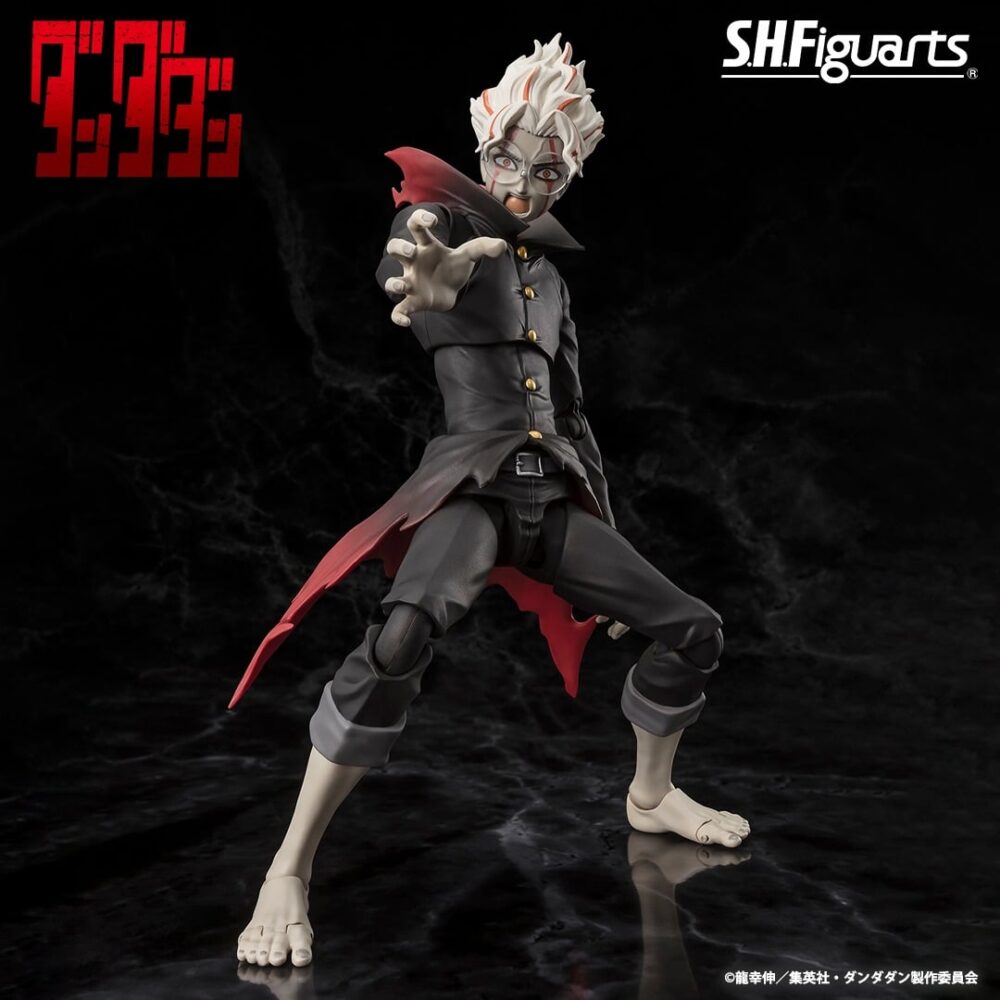 OKARUN (TRANSFORMED) DANDADAN SH FIGUARTS. Tamashii Nations presenta, dentro de la colección S.H: Figuarts, la figura de Okarun (Transformed). Mide 15 cm y está basada en el personaje del anime "Dandadan". Incluye 9x manos (4x izquierdas y 5x derechas), 4x expresiones faciales (provocadora, gritona, enfadada y enfadada mirando hacia otro lado) y 2x máscaras (máscara entera y media máscara). Puedes exponerla junto a la figura de Momo (se vende por separado). SH Figuarts es una línea de Tamashii Nations  de figuras de acción que te permite recrear las escenas y los movimientos de tus personajes favoritos de anime, manga, videojuegos, cine y televisión. Sus productos se caracterizan por su calidad, su detalle y su articulación. SH Figuarts ofrece una amplia gama de líneas de productos, como Dragon Ball, Naruto, One Piece, Marvel, Star Wars y más, que abarcan diferentes géneros, estilos y escalas.