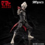 OKARUN (TRANSFORMED) DANDADAN SH FIGUARTS. Tamashii Nations presenta, dentro de la colección S.H: Figuarts, la figura de Okarun (Transformed). Mide 15 cm y está basada en el personaje del anime "Dandadan". Incluye 9x manos (4x izquierdas y 5x derechas), 4x expresiones faciales (provocadora, gritona, enfadada y enfadada mirando hacia otro lado) y 2x máscaras (máscara entera y media máscara). Puedes exponerla junto a la figura de Momo (se vende por separado). SH Figuarts es una línea de Tamashii Nations  de figuras de acción que te permite recrear las escenas y los movimientos de tus personajes favoritos de anime, manga, videojuegos, cine y televisión. Sus productos se caracterizan por su calidad, su detalle y su articulación. SH Figuarts ofrece una amplia gama de líneas de productos, como Dragon Ball, Naruto, One Piece, Marvel, Star Wars y más, que abarcan diferentes géneros, estilos y escalas.