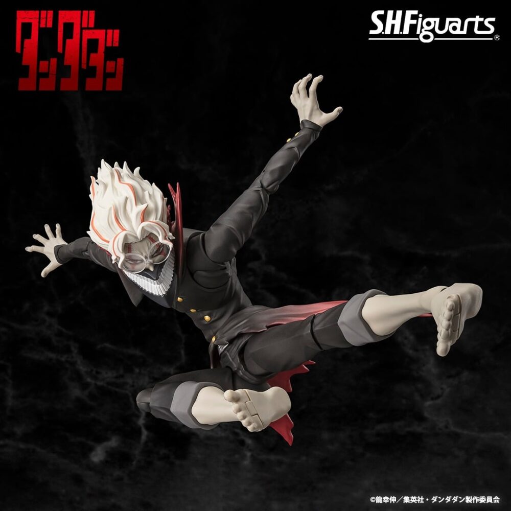 OKARUN (TRANSFORMED) DANDADAN SH FIGUARTS. Tamashii Nations presenta, dentro de la colección S.H: Figuarts, la figura de Okarun (Transformed). Mide 15 cm y está basada en el personaje del anime "Dandadan". Incluye 9x manos (4x izquierdas y 5x derechas), 4x expresiones faciales (provocadora, gritona, enfadada y enfadada mirando hacia otro lado) y 2x máscaras (máscara entera y media máscara). Puedes exponerla junto a la figura de Momo (se vende por separado). SH Figuarts es una línea de Tamashii Nations  de figuras de acción que te permite recrear las escenas y los movimientos de tus personajes favoritos de anime, manga, videojuegos, cine y televisión. Sus productos se caracterizan por su calidad, su detalle y su articulación. SH Figuarts ofrece una amplia gama de líneas de productos, como Dragon Ball, Naruto, One Piece, Marvel, Star Wars y más, que abarcan diferentes géneros, estilos y escalas.