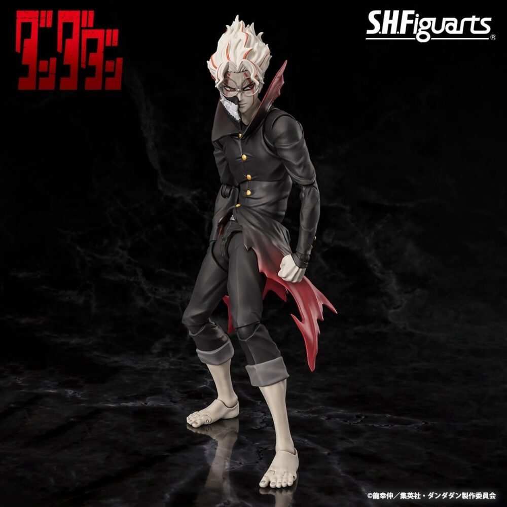 OKARUN (TRANSFORMED) DANDADAN SH FIGUARTS. Tamashii Nations presenta, dentro de la colección S.H: Figuarts, la figura de Okarun (Transformed). Mide 15 cm y está basada en el personaje del anime "Dandadan". Incluye 9x manos (4x izquierdas y 5x derechas), 4x expresiones faciales (provocadora, gritona, enfadada y enfadada mirando hacia otro lado) y 2x máscaras (máscara entera y media máscara). Puedes exponerla junto a la figura de Momo (se vende por separado). SH Figuarts es una línea de Tamashii Nations  de figuras de acción que te permite recrear las escenas y los movimientos de tus personajes favoritos de anime, manga, videojuegos, cine y televisión. Sus productos se caracterizan por su calidad, su detalle y su articulación. SH Figuarts ofrece una amplia gama de líneas de productos, como Dragon Ball, Naruto, One Piece, Marvel, Star Wars y más, que abarcan diferentes géneros, estilos y escalas.
